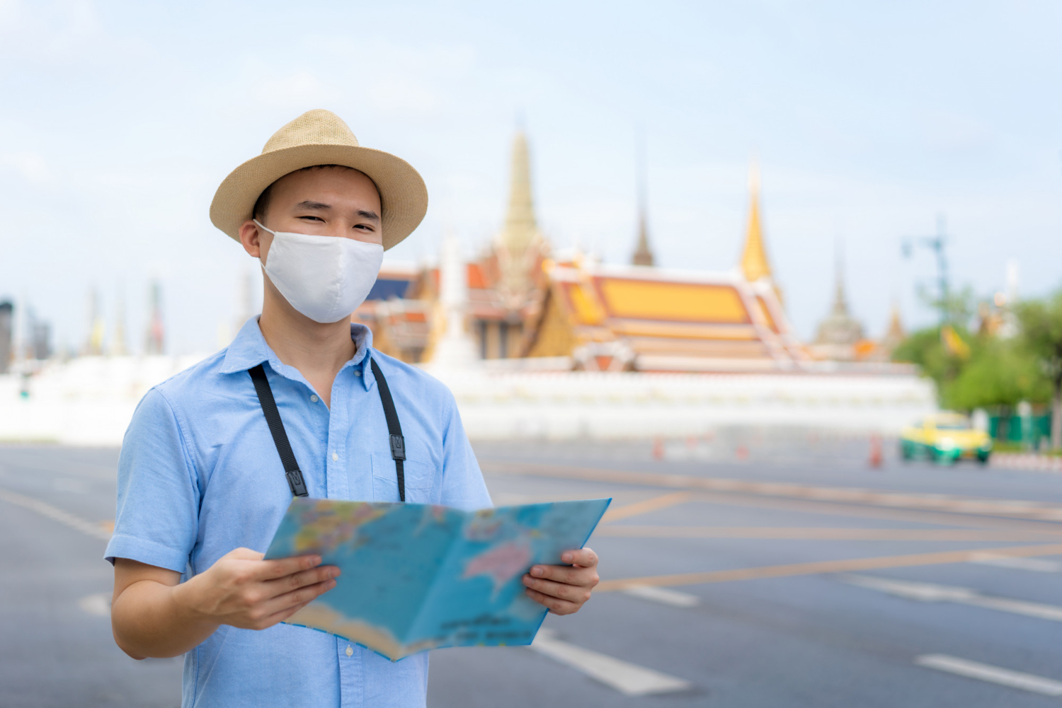 Asian man happy tourists to travel wearing mask.jpg